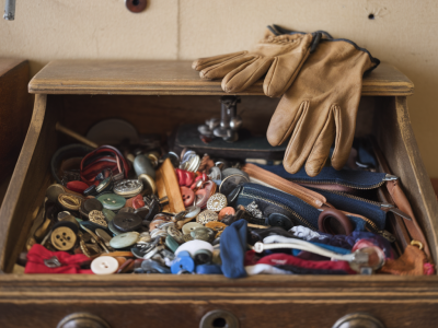 So findest du die perfekte Secondhand‑Festgarderobe: Checkliste für Stoffe, Nähte und Stil, damit dein Kauf kein Fehlgriff wird